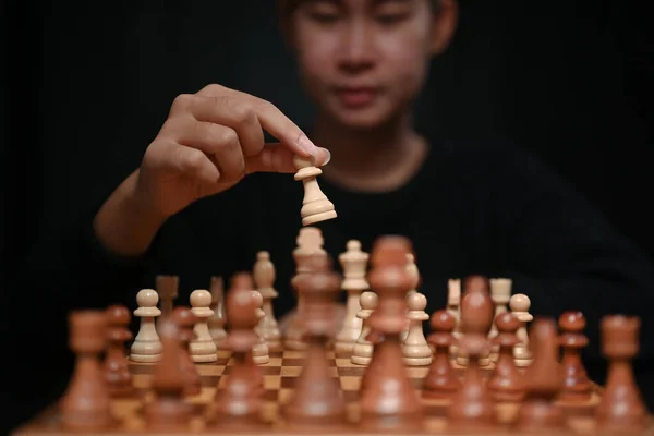 年轻的创业女商人在国际象棋比赛中迈出了第一步 业务战略和管理概念 — 图库照片