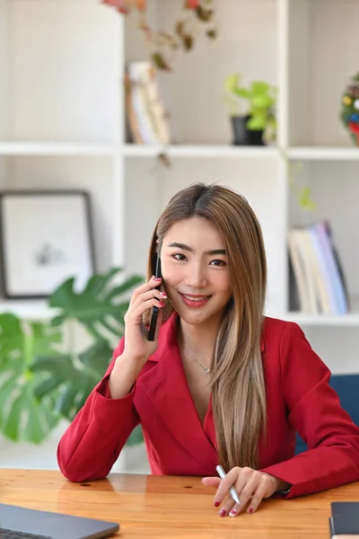 Retrato Mulher Negócios Atraente Sentado Escritório Falando Telefone Móvel — Fotografia de Stock