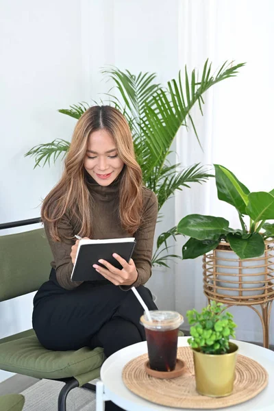 Sorrindo Asiático Mulher Sentado Café Escrever Informações Sobre Notebook — Fotografia de Stock