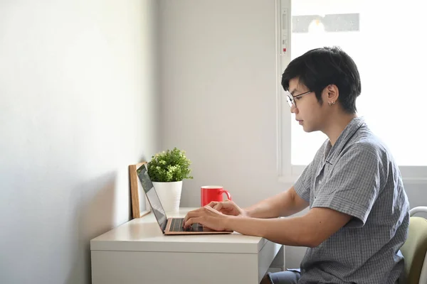 Vista Laterale Giovane Uomo Asiatico Pigiama Controllare Mail Sul Computer — Foto Stock