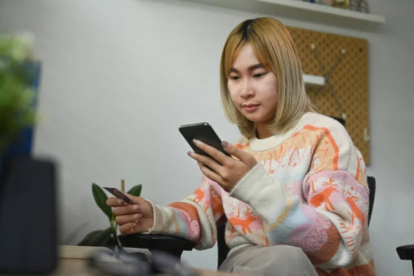 카드를 온라인 쇼핑을 스마트폰을 사용하는 아시아 — 스톡 사진