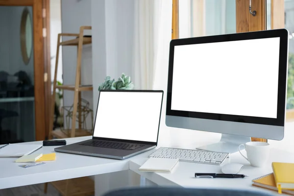 Mockup Computer Laptop Blank Screen White Table — Foto de Stock