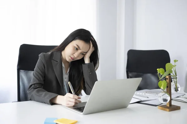 Gelangweilte Junge Geschäftsfrau Sitzt Büro Und Arbeitet Mit Laptop — Stockfoto