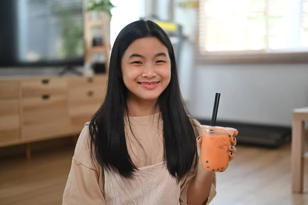 Мила Азіатська Дівчина Тримає Чашку Перлового Бульбашкового Молочного Чаю — стокове фото