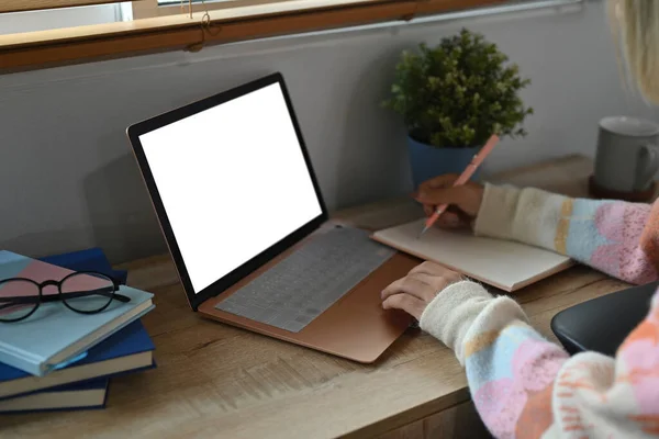 Молода Жінка Робить Нотатки Ноутбуці Використовує Комп Ютерний Ноутбук Вдома — стокове фото