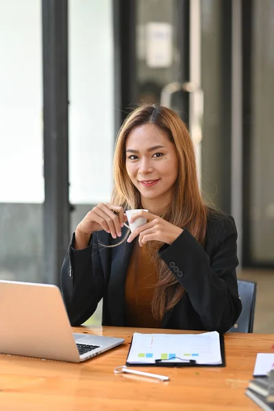 Portrait Confident Businesswoman Holding Coffee Cup Smiling Camera — Stock Photo, Image