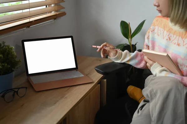 Молода Жінка Теплому Светрі Використовує Ноутбук Вдома — стокове фото