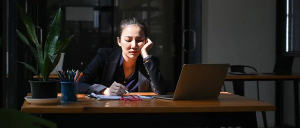 Müde Junge Geschäftsfrau Sitzt Mit Laptop Schreibtisch Ihres Büros — Stockfoto