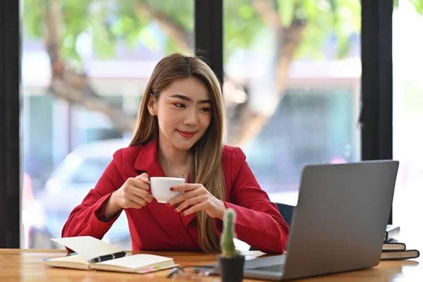 Empresária Positiva Segurando Xícara Café Assistindo Webinar Laptop Computador — Fotografia de Stock