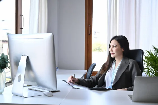 オフィスでコンピュータを扱う成功したビジネス女性 — ストック写真