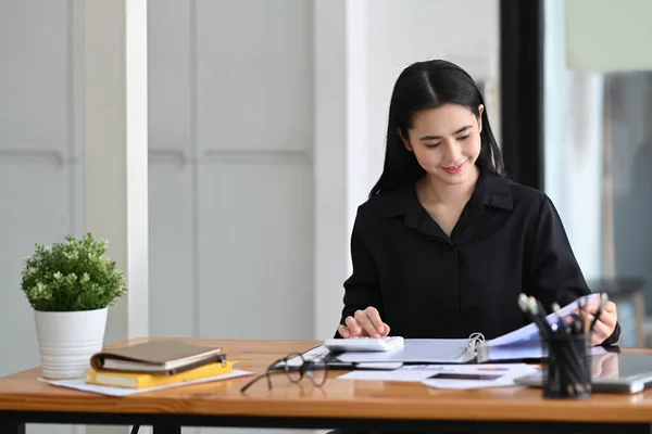 Mulher Negócios Bonita Analisando Informações Financeiras Escritório — Fotografia de Stock