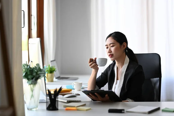 美しいビジネス女性はコーヒーを飲んで コンピュータ上の電子メールをチェック — ストック写真