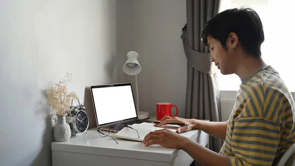 Vista Laterale Uomo Asiatico Seduto Casa Confortevole Utilizzando Computer Portatile — Foto Stock