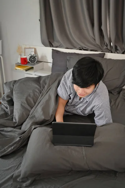 Hombre Asiático Acostado Debajo Manta Navegar Por Internet Con Tableta — Foto de Stock
