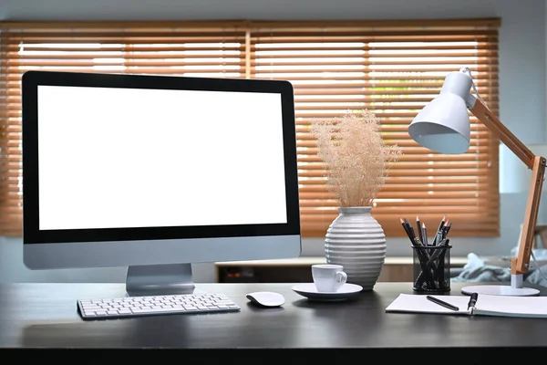 黒いテーブルの上に空の画面 ランプ付きのフロントビューコンピュータ — ストック写真