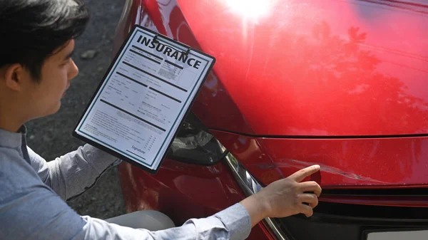 Sigorta Acentesi Sigorta Talep Formunu Dolduruyor Hasarlı Arabayı Kazadan Sonra — Stok fotoğraf
