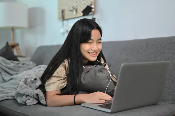 Cheerful Asian Girl Lying Couch Surfing Internet Wit Laptop Computer — Stock Photo, Image