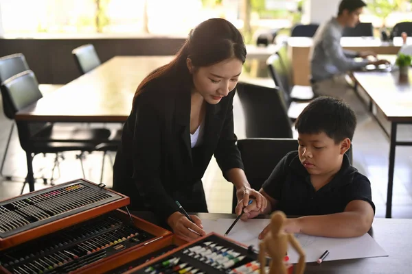 Glimlachende Aziatische Leraar Helpen Kinderen Kleurplaat Kunst Klasse — Stockfoto