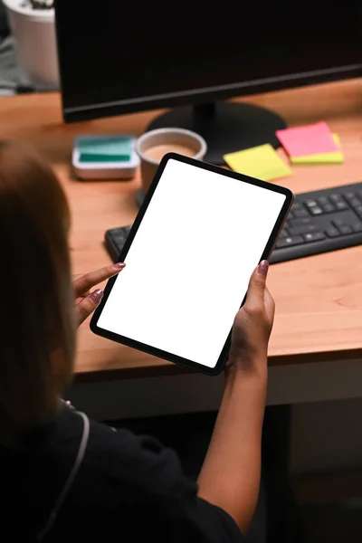 Zpět Pohled Mladá Žena Sedí Svém Pracovišti Pomocí Digitálního Tabletu — Stock fotografie