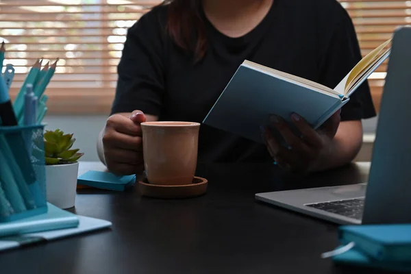 Przycięte Sho Kobieta Freelancer Picia Kawy Czytania Książki Domu — Zdjęcie stockowe