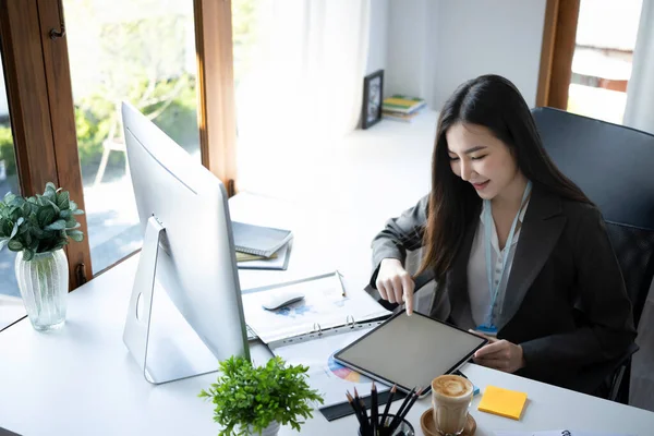 職場で現代的なデバイスを扱うアジアの女性起業家 — ストック写真