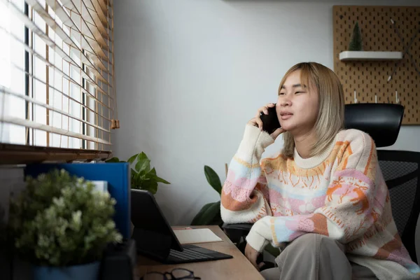 Kobieta Freelancer Rozmawia Przez Telefon Komórkowy Pracuje Tabletem Komputerowym Domu — Zdjęcie stockowe
