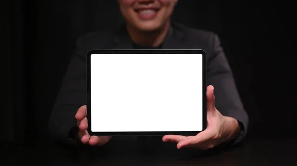 Glimlachende Zakenman Pak Met Digitale Tafel Met Blanco Scherm — Stockfoto