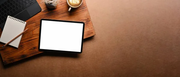 Mock Digital Tablet Blank Screen Laptop Brown Background — Fotografia de Stock