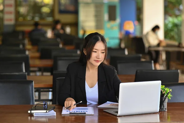 オフィスでラップトップコンピュータで働く成功したアジアのビジネス女性 — ストック写真
