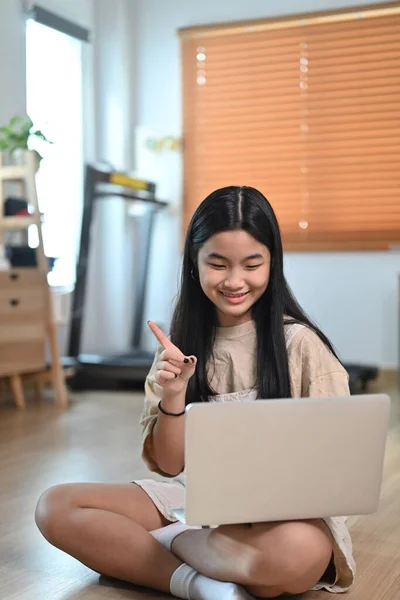 Χαμογελώντας Ασιατική Γυναίκα Που Έχει Βιντεοκλήση Φορητό Υπολογιστή Ενώ Κάθεται — Φωτογραφία Αρχείου