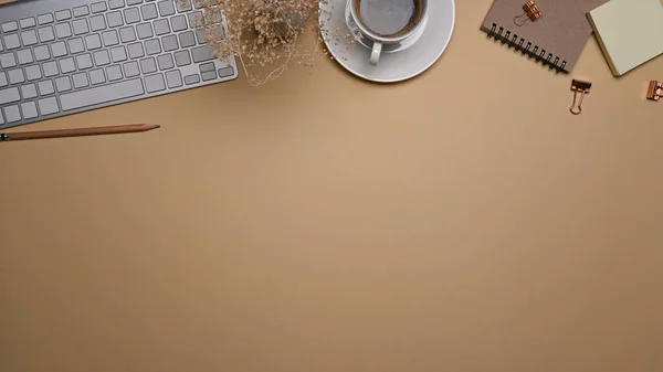 Top View Minimal Workspace Keyboard Coffee Cup Notebook Beige Background — Stock fotografie