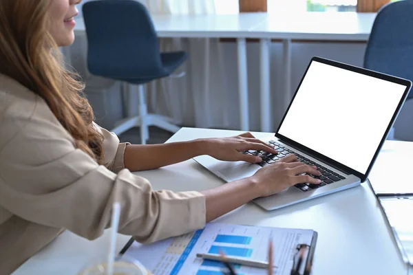 Επιχειρηματίας Που Κάθεται Στο Γραφείο Της Και Χρησιμοποιεί Φορητό Υπολογιστή — Φωτογραφία Αρχείου
