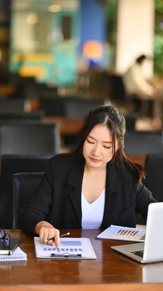 Portrait Asian Businesswoman Analyzing Graph Working Laptop Office Desk — Stock Photo, Image