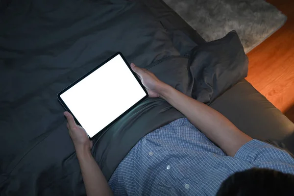 Młody Człowiek Leżący Pod Kocem Korzystający Nocy Tabletu Cyfrowego — Zdjęcie stockowe