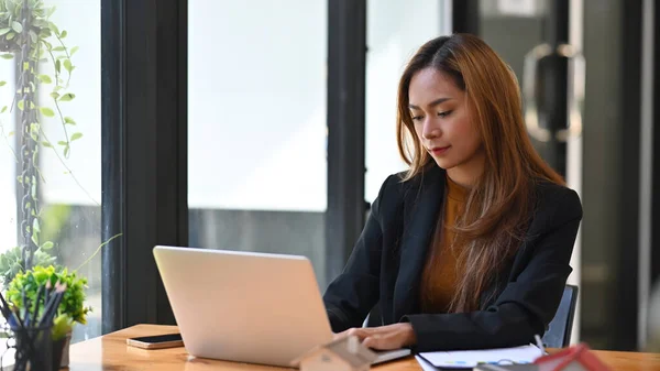 アジアのビジネス女性はコンピュータのラップトップに集中して働く — ストック写真