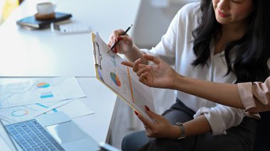 İş kadını iş arkadaşına mali bilgileri açıklıyor.