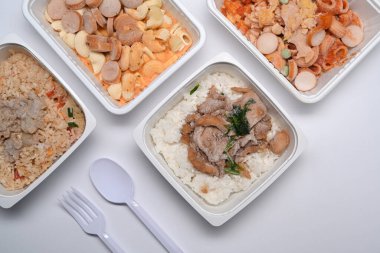 Beyaz zemin üzerinde birkaç donmuş yemek.