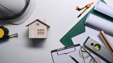 Ev modeli, başlık, planlar ve beyaz arka planda ölçüm bandı. Gayrimenkul, yeni ev kavramı.