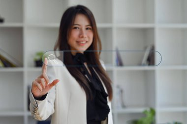 Kendine güvenen iş kadını arama çubuğunun sanal ekranına basıyor.