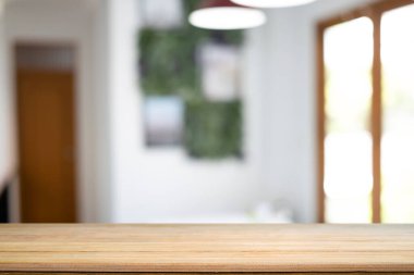 Bulanık oturma odası arka planlı ahşap masa. Ürünün gösterimi için alanı kopyala.
