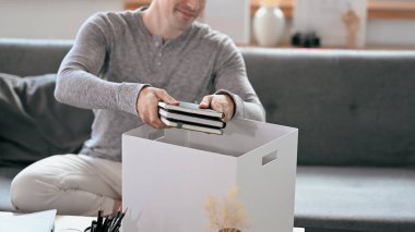 Mutlu genç adam kaldırma günü için kişisel şeyler hazırlıyor.. 