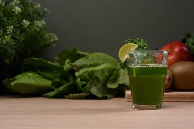 Tahta masada taze yeşil detoks sebze suyu ve sebze. Sağlıklı yaşam tarzı kavramı.