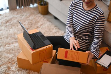 Küçük işletme KOBİ kavramı başlat. Karton kutuya serbest çalışan kadın adres yazıyor.. 