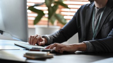 Modern ofiste bilgisayarla çalışan vurulan iş adamı..