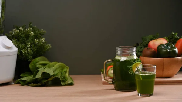 Jugo Verduras Verde Sano Casero Con Ingredientes Mesa Madera — Foto de Stock