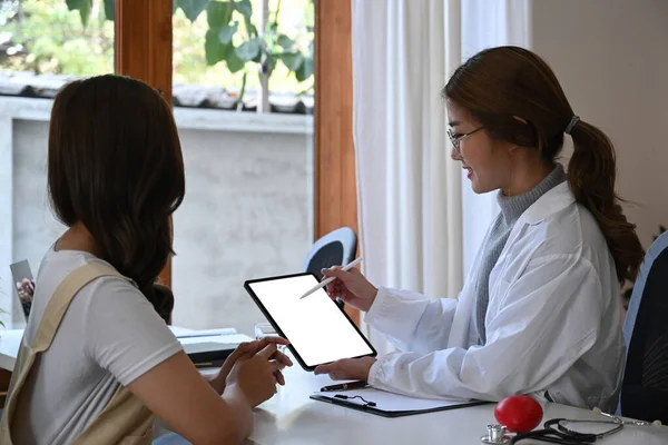 Kvinnlig Läkare Ger Råd Till Sin Kvinnliga Patient Medicinering Och — Stockfoto