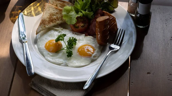Desayuno Americano Con Huevos Fritos Tocino Asado Tostadas Salchichas — Foto de Stock