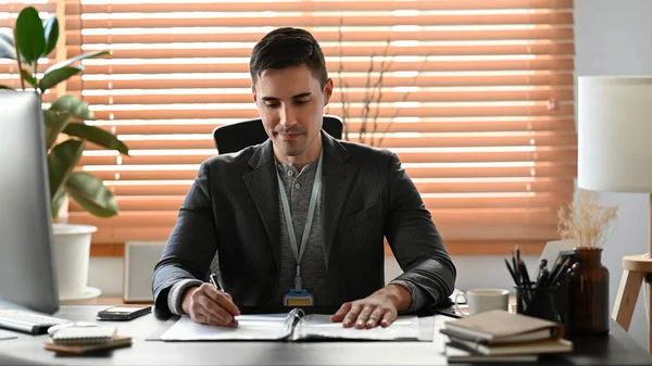 Hombre Negocios Guapo Traje Que Trabaja Con Computadora Oficina Moderna —  Fotos de Stock