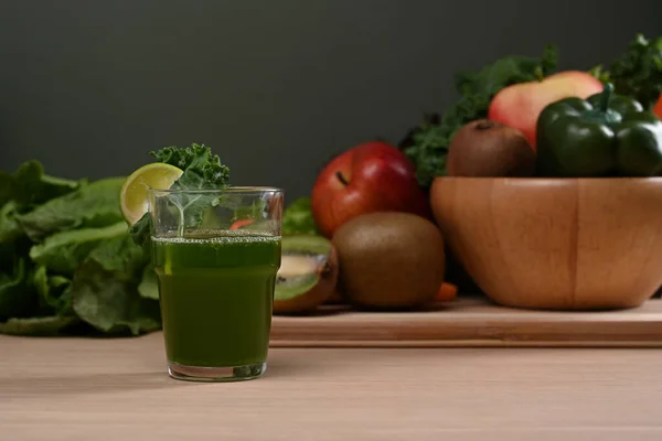 Grüner Smoothie Glas Und Frisches Grünes Gemüse Auf Dem Holztisch — Stockfoto