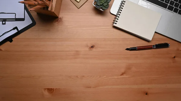 Powyższy Widok Laptop Notatnik Pióro Soczysta Roślina Drewnianym Stole — Zdjęcie stockowe